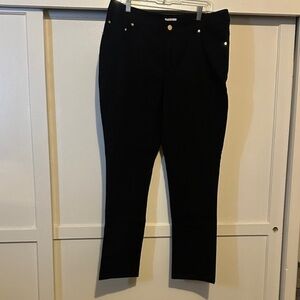 Elegant Black Cropped Jeans